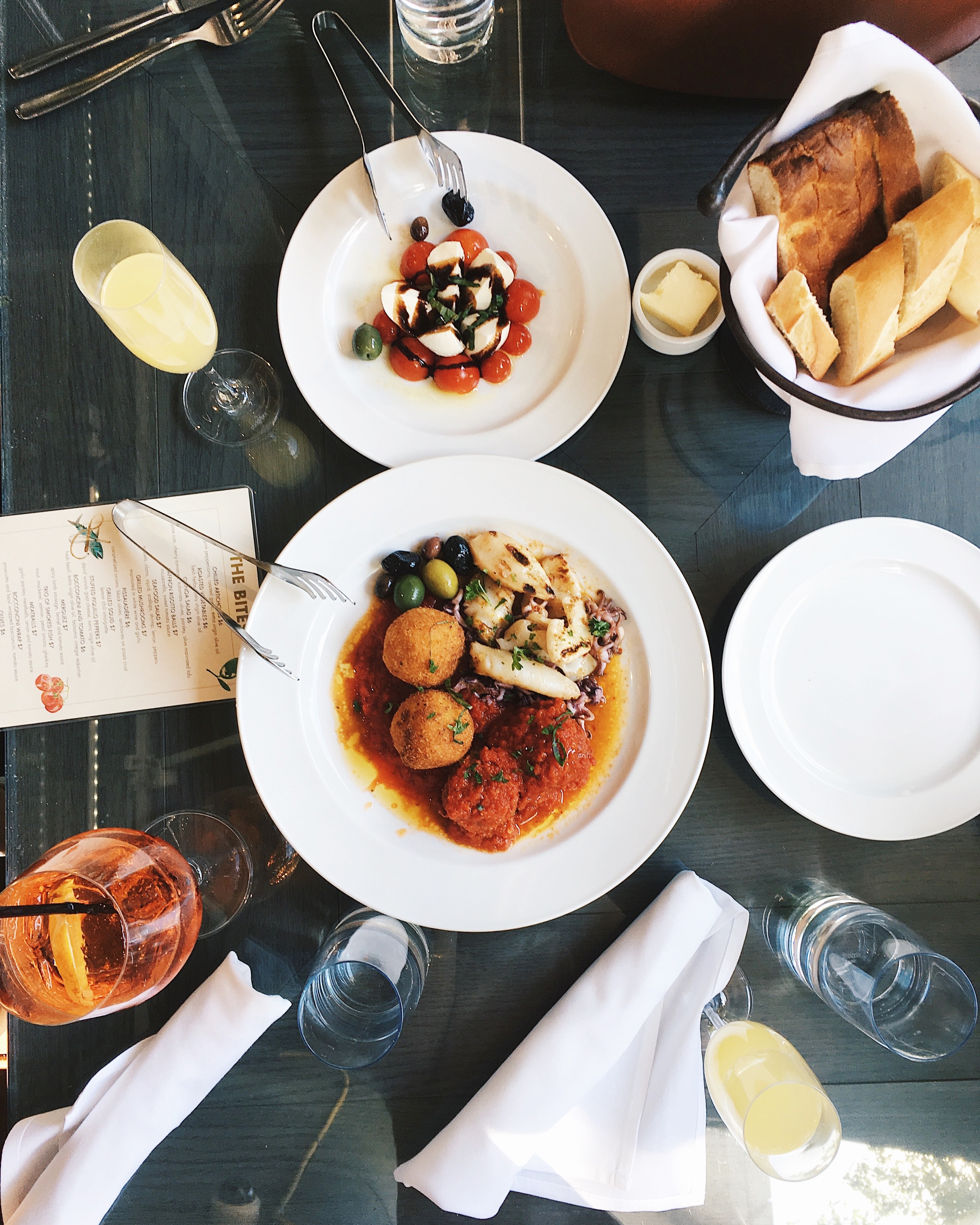 Boulettes de viande dans assiette en céramique blanche